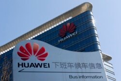 资料照：华为在广东东莞的研发中心内一个为雇员提供班车的告示牌。（2018年12月18日）