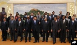 中国国家主席习近平在北京的人民大会堂接见参加亚洲基础设施投资银行成立备忘录签署仪式的各国代表。（2014年10月24日）