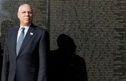 Ông Colin Powell thăm Đài tưởng niệm Chiến tranh Việt Nam, ngày 11/11/2007.