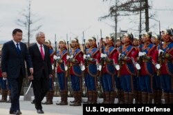 2014年4月10日蒙古乌兰巴托：美国国防部长哈格尔(右)与蒙古国防部长巴特额尔登在检阅仪式上 (国防部照片)