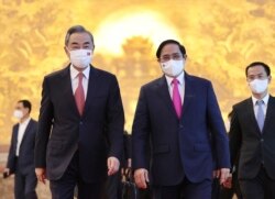 越南總理范明政在河內會晤到訪的中國外長王毅。（2021年9月11日）