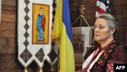 За Радянського Союзу церква в Україні піддавалася гонінням. Тому збереження старого календаря у США було способом показати свою солідарність з гнаними братами і сестрами в Україні.