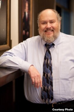 休斯顿大学高等教育法和治理研究院主任迈克尔•奥利瓦斯(Michael Olivas)