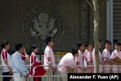 中国学生在北京美国驻华大使馆门前排队申请签证。