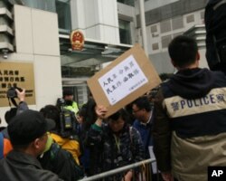 香港民众一年来每周日到中联办外声援茉莉花运动