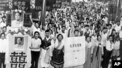 历史照片：中国学生和教师在北京参加大型集会，呼喊”毛主席万岁"。(1966年8月13日)