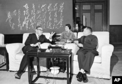 历史照片： 邓小平会见来访的美国国务卿基辛格(1974年11月27日)