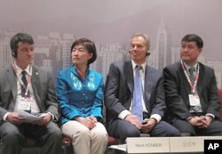 气候组织官员和布莱尔等在启动仪式上，从左至右：气候组织总裁肯伯、大中华区总裁吴昌华、布莱尔