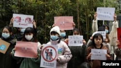 周晓璇的支持者在北京海淀区一家法院前声援周晓璇。（2020年12月2日）