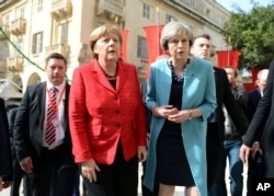 德国总理默克尔和英国首相特蕾莎·梅（右）等欧洲国家领导人去开峰会（2017年2月3日）