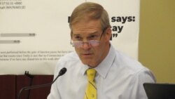 共和党联邦众议员乔丹（Rep. Jim Jordan, R-OH）在听证会上提问发言。（美国之音记者李逸华拍摄）
