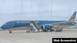 Máy Boeing 787 của Vietnam Airlines. Quốc hội Việt Nam đang xem xét cho phép huy động tới 22 nghìn tỷ đồng để giúp cho hãng hàng không của Việt Nam "tháo gỡ khó khăn".