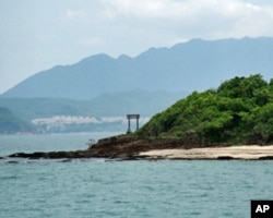 香港东平洲(前)与深圳大亚湾(后)只一水之隔