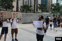2019年6月25日有抗议学生在香港入境处外举牌，向受到不合作行动影响的市民道歉（美国之音申华拍摄）