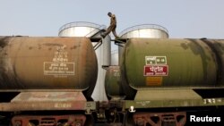 Поезд, перевозящий нефть. Колката, Индия (архивное фото)