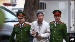 Ông Trịnh Xuân Thanh ra tòa tại Hà Nội.
