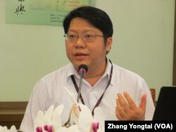 两岸协议监督联盟召集人赖中强律师(美国之音张永泰拍摄)
