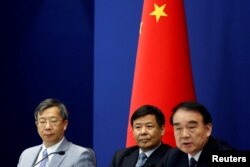 中国外交部副部长李保东（右）财政部副部长朱光耀（中）中国人民银行副行长易纲在关于20国集团峰会的记者会上（2016年8月15日）