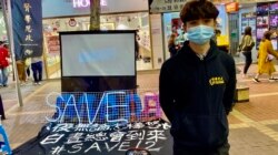 学生组织贤学思政召集人王逸战表示，国安法实施后，他们仍然坚持每星期摆街站。 (美国之音/汤惠芸)