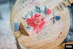 音乐家们常用月琴作为表达个性及艺术诉求的载体。（美国之音记者方正拍摄）