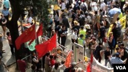亲北京团体和游行队伍隔空对呛