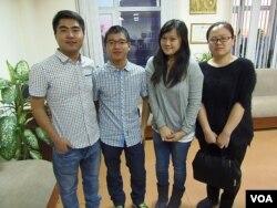 从左到右：张同学，钟同学，台湾陈同学，乌鲁木齐的李同学。(美国之音白桦拍摄)