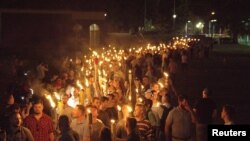 白人民族主义者手持火把在维吉尼亚大学校园游行。（2017年8月11日）