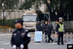 在中共十八届六中全会举行地点北京京西宾馆的入口处，警察和保安人员管制交通（2016年10月24日）
