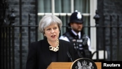 英国首相特蕾莎·梅在英国伦敦唐宁街10号外发表讲话(2017年6月4日)