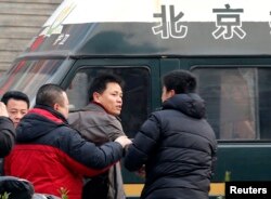 2014年1月张雪忠律师试图进入北京的法院时和阻挡他的便衣警察争论