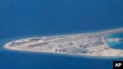 资料照：从一架菲律宾空军 C-130 运输机上可以看到位于南中国海斯普拉特利群岛（中国称为南沙群岛）的中国人造渚碧礁上的简易机场、结构和建筑物。（美联社）