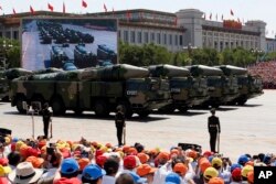 北京2015年9月3日阅兵中展示号称“美国航母杀手”的东风-21D路基中程导弹
