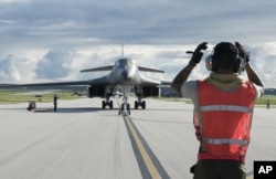 2017年7月26日, 一架B-1B“”枪骑兵”轰炸机在关岛的安德森空军基地降落 (美国空军照片)。