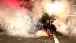2021年11月19日，凯尔·里滕豪斯（Kyle Rittenhouse）案无罪判决结果宣布后，美国俄勒冈州波特兰市的抗议者举行示威活动，街道上燃起大火。