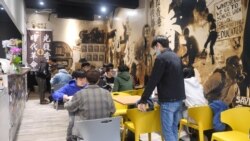 “保护伞”的餐厅4月19日于台北开张，由流亡港人经营，台湾人透过消费，支持香港民主运动。（美国之音黄丽玲摄）