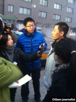 朱瑞峰2013年1月28日应讯后接受守候在派出所外面的媒体采访。