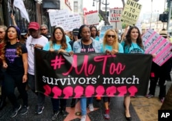 2017年11月12日，民众响应#我也是(#MeToo)游行，在美国加州洛杉矶好莱坞抗议性骚扰和性侵害。