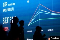 上海街头一个电子屏上显示中国国民生产总值数据。（2021年10月18日）
