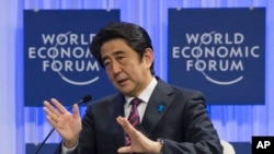 日本首相安倍晋三在达沃斯世界经济论坛发表讲话。