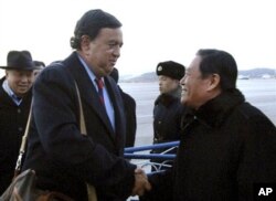 前美国驻联合国大使、现任新墨西哥州州长理查森抵达朝鲜受到有关官员的欢迎