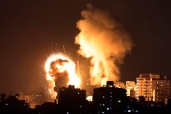 以色列空袭哈马斯控制的加沙地带后冒出的火焰。(2021年5月10日)