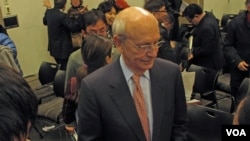 大法官布雷耶参加有关中国法治问题的讨论后与听众和媒体交谈(美国之音王南拍摄)