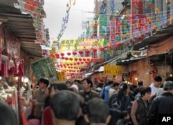 台北市最传统的迪化街年货市场的人潮