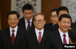 中国主席习近平和退休领导人江泽民、胡锦涛走进国庆65周年招待会会场（2014年9月30日）