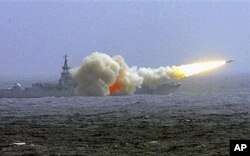 中国南海舰队驱逐舰在训练中发射导弹(资料照片)