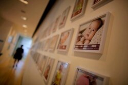 资料照：中国上海一名孕妇来到一家妇幼医院。（2014年9月12日）