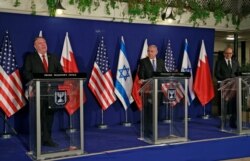 左起：美国国务卿蓬佩奥，以色列总理内塔尼亚胡和巴林外交大臣阿尔扎亚尼在耶路撒冷举行联合记者会。（2020年11月18日）