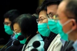 香港特首林郑月娥戴着口罩出席记者会。（2020年1月28日）