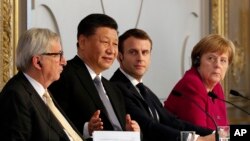 欧盟委员会主席容克（左一）、中国国家主席习近平（左二）、法国总统马克龙（右二） 和德国总理默克尔2019年3月26日在法国巴黎爱丽舍宫出席记者会。