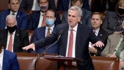 众议院电视视频截图显示少数党领袖麦卡锡发言反对民主党人的大型社会支出法案。（2021年11月18日）